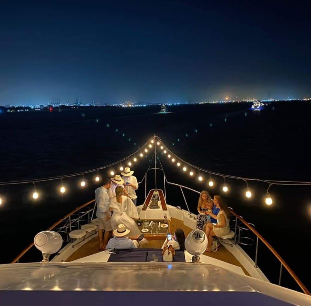 😍CENA ROMÁNTICA EN CRUCERO POR LAS BAHÍAS DE CARTAGENA: UNA EXPERIENCIA ÚNICA DE LUJO Y SABOR ❤️