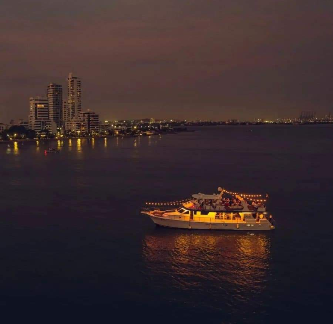 😍CENA ROMÁNTICA EN CRUCERO POR LAS BAHÍAS DE CARTAGENA: UNA EXPERIENCIA ÚNICA DE LUJO Y SABOR ❤️