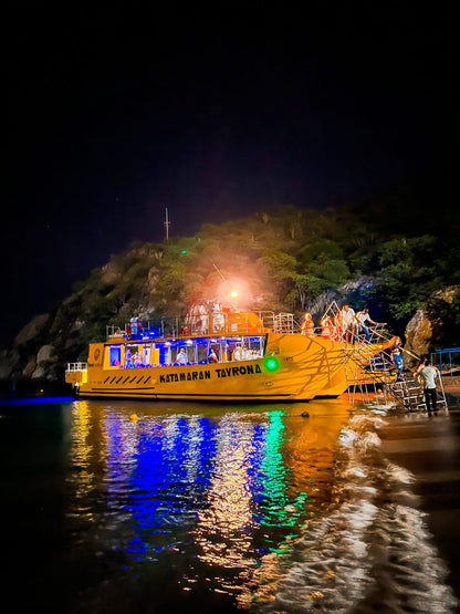 TOUR CATAMARÁN NOCTURNO • Magia y Fiesta en las Bahías de Santa Marta 🌙✨