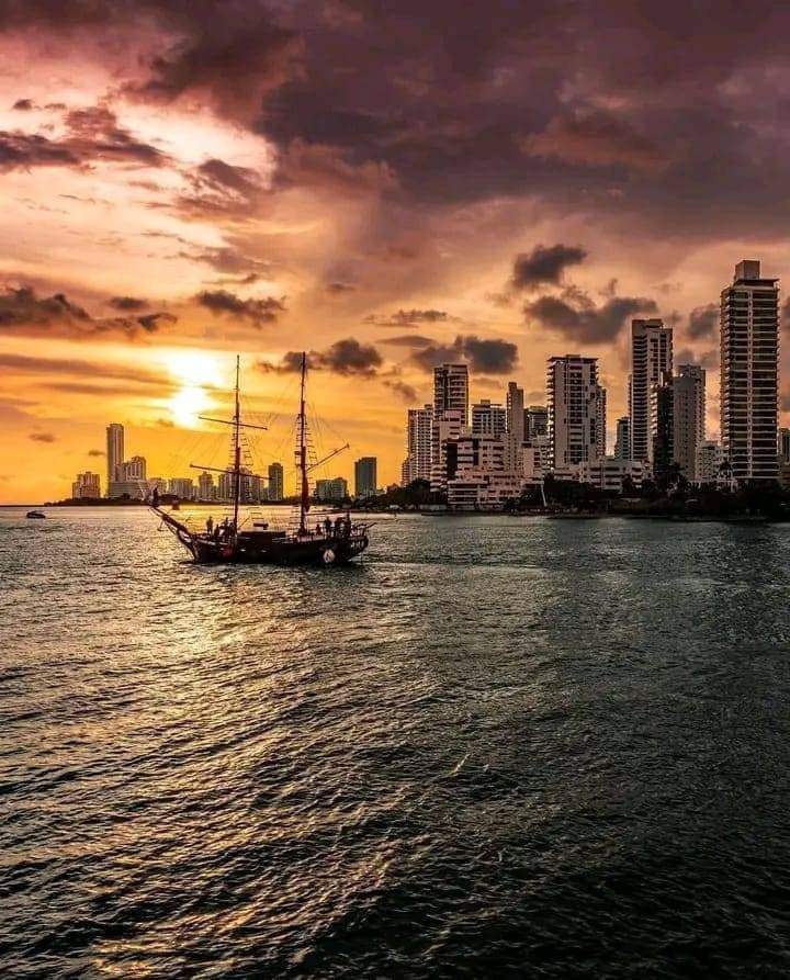 📍Tour Atardecer Cartagena en la Bahía  bote de lujo • Barra libre 🇨🇴