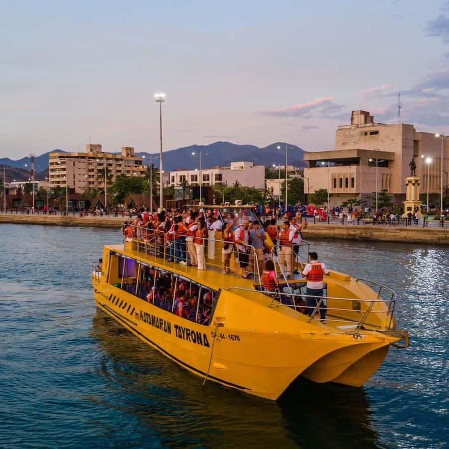 TOUR CATAMARÁN NOCTURNO • Magia y Fiesta en las Bahías de Santa Marta 🌙✨